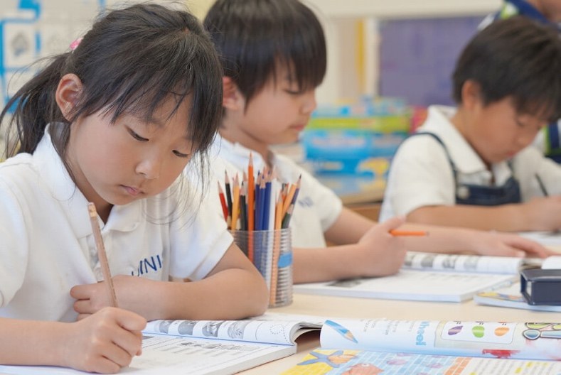 教室で学習に取り組むJINISの子どもたち